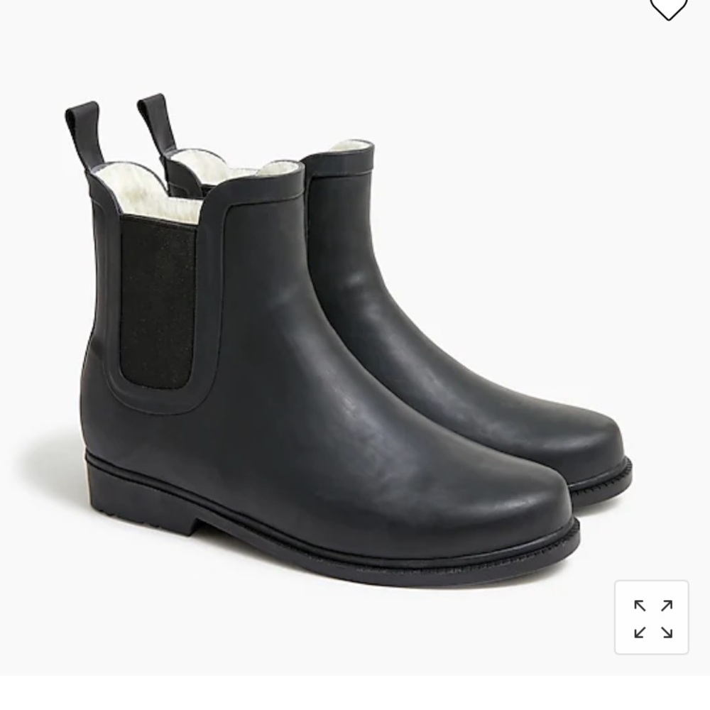 Black. Chelsea rain boot Rubber upper and sole.
Poly lining and sole.
Import.